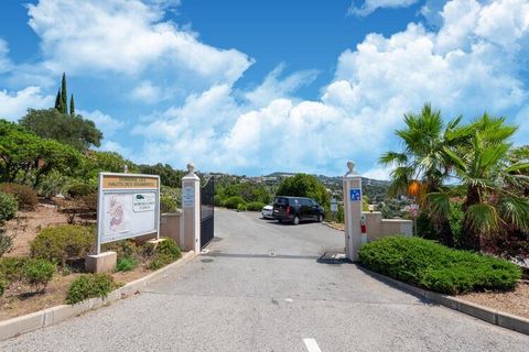 Welcome to this beautiful well-kept holiday home in Roquebrune-sur-Argens, Provence/Côte d'Azur, and close to the sea in the bay of Saint Tropez, with a beautiful sea view and a large garden with garden furniture inclusive of 2 sun loungers and dinin...