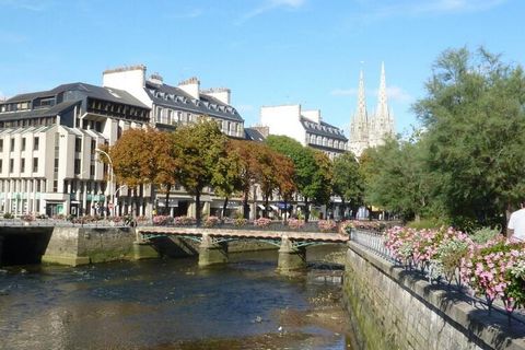 The cozy maisonette with garden use is located in a quiet residential area of the historic town of Quimper. From here you can follow the River Steir a few hundred meters further on a pretty promenade to the picturesque center of the capital FinistÈre...