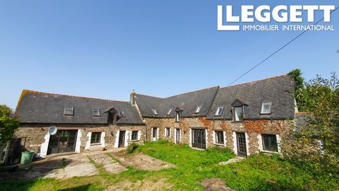 A20838DEM22 - Situated in the calm of the countryside a few minutes drive from Trévé and nine minutes from Loudéac, this large property was destined to be a multi-generational family home. Due to a change in circumstances it was never completed and h...
