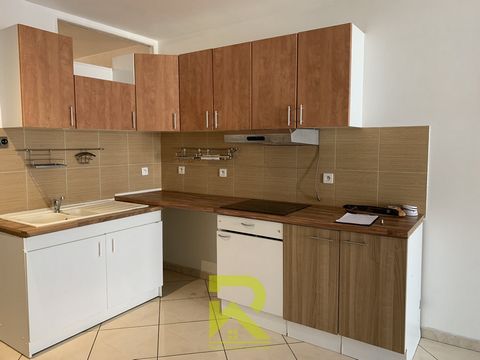 In the town of Florensac, I offer you a spacious and bright one-bedroom apartment including a kitchen living room, a bathroom with corner bathtub, a bedroom, separate toilet, the apartment has a 10m² cellar with individual electricity. SERIOUS REFERE...