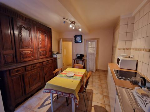 Le Cabinet Coubertin vous propose, sur Maringues, proche des commodités, une maison de bourg de 87 m2 avec ,une cour de 29 m2, comprenant : - un salon/salle à manger, - une cuisine, - 2 chambres, - une salle d'eau, - WC séparés. Grenier de 48 m2 amén...