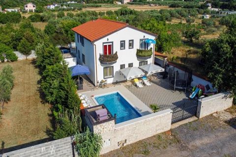 Apart-house with swimming pool in Veli Vrh, Pula outskirts! Total area is 260 sq.m. Land plot is 515 sq.m. This beautiful apartment house spans across the ground floor and first floor, with a living area of 260m2 and comprising 5 apartments. Apartmen...