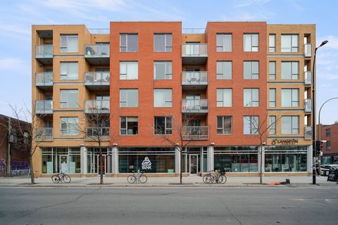 Rare on the market ! Superb 1,429 sq. ft. commercial condo located in a dynamic area of Little Italy at the intersection of Beaubien and Saint-Laurent. Take advantage of a strategic location and exceptional visibility. Unique unit with contemporary d...