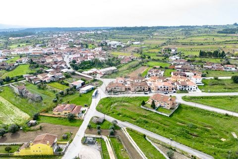 Description Land for construction in the Quinta da Lomba Urbanization in Casal Comba, Mealhada Lot 45 Land of 275.80m² for construction of 3 bedroom house with 2 penthouses and 240m² of gross building area Located in a quiet residential area, 5 minut...