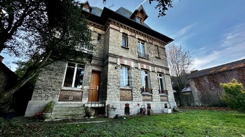ERA Soissons Immobilier offers you this property located in the historic city center of Compiègne, built in stone, built in the 1920s. Comprising 12 main rooms, large entrance hall leading to the living room, living room, office, kitchen, pantry, sep...