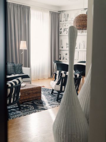 LIVE LIKE IN AN INTERIOR MAGAZINE: THE BLACK AND WHITE APARTMENT. A spacious, light living and sleeping area with a fully equipped kitchen offering everything a passionate cook could ever want: a dishwasher, an oven, a hob and lots of dishes and glas...