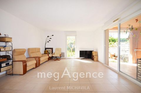 In the dynamic city of Béziers, in the popular Pech de la Galinière district, this beautiful ground floor apartment in a secure residence offers you: - A bright living room with its spacious open fitted kitchen, and its reversible air conditioning - ...