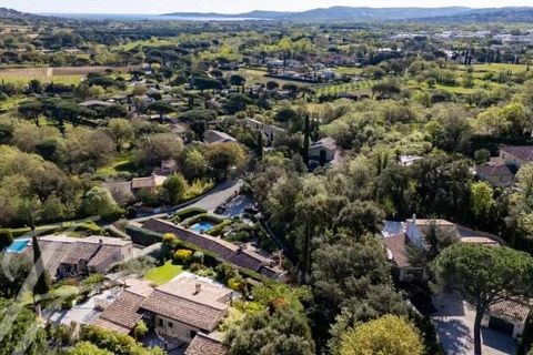 This villa of 166m² enjoys a privileged location, located in the immediate vicinity of the village. Perched on a hill, it offers a breathtaking view of the Gulf of Saint-Tropez. The property, although in need of renovation, has great potential to be ...