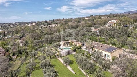 Discover this magnificent co-exclusive home, offering panoramic sea views in a luxuriant, peaceful setting. This charming Provençal house, designed for a single-storey lifestyle, boasts exceptional sea views. With a total of 5 bedrooms divided betwee...