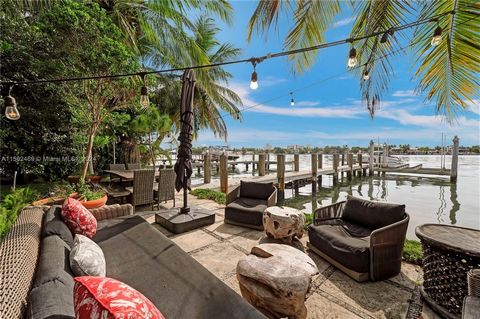 Waterfront home w/ beautiful & lush garden features 3 bed,3 baths + den. Direct intercoastal access w/ 60' water frontage, perfect for boaters.(lift 56,000lbs) Easy to get on water into incredible sunsets. The principal bedroom is facing magnificent ...