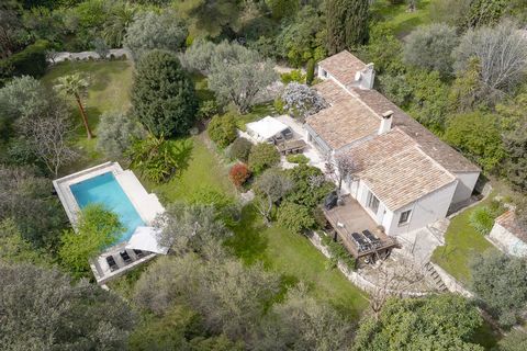 This elegantly renovated villa sits perched upon a private hill overlooking a picturesque Provencal garden with swimming pool. Fully renovated by architect and interior designer, the villa boasts a luxurious finish and modern convenience whilst retai...