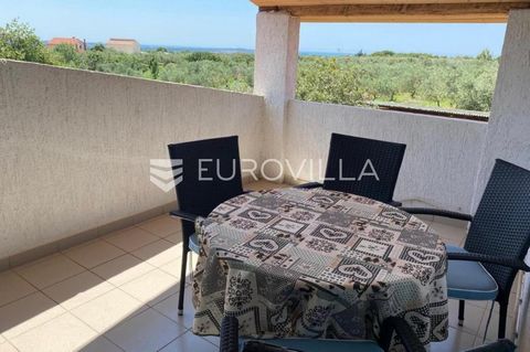 In Istria, Vodnjan, a spacious 70 m2 apartment with a beautiful terrace and a sea view is available for long-term rent. The apartment is located in a quiet part of the city, just a few minutes' walk from the city center and only 5 km from the nearest...