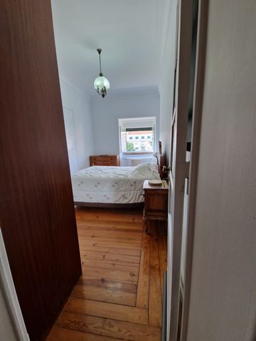 Room in shared house with double bed, wardrobe and desk. Apartment with 170m2, has 2 bathrooms and 2 fridges in the kitchen. It has a dining room and a private garden with 700m2. Nearby there are two metro stations (Alameda and Areeiro), many buses. ...