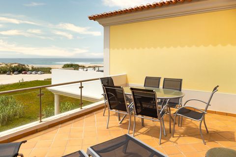 Apartment located on the Silver Coast, 15 minutes from Óbidos and Peniche and 10 minutes from Óbidos Lagoon. Great for surfers and kitesurfers. Fully equipped and furnished, overlooking the sea, 3 minutes walk from the beach, with private terraces, y...