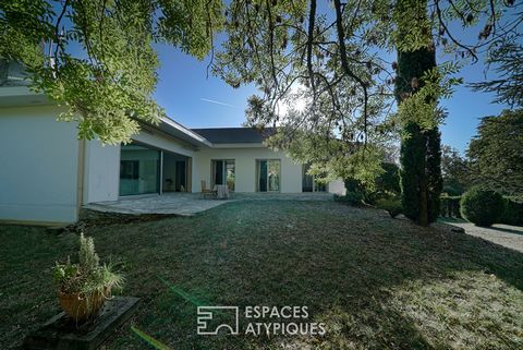 Located in Charbonnières-les-Bains, a sought-after place to live for those who work in the city while wishing to live in a quiet environment, this architect-designed family house is located on a landscaped plot of 1500 m2 with swimming pool. With a t...