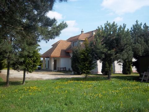 Large house, about 330 m.kw. usable area, in a traditional style, on a VERY large, 7,100 square meters, wooded plot, with a shape similar to a square. A plot of land with an area of 7,100 m², of which 1500 m² has the status of a building plot (so the...