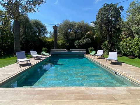 At the beginning of Cap d'Antibes, located in a quiet and residential environment, very beautiful Proveníçal villa facing south of approximately 300 m2, built on beautifully wooded land of 1163 m2 with swimming pool redone in 2019.The villa consists ...