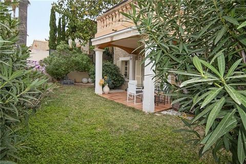 Detached villa with garden in residential area with communal pool. This property has an area of about 178m2 approx. distributed over 2 floors, living room with fireplace and access to the garden, integrated equipped kitchen, utility room, 2 bedrooms,...