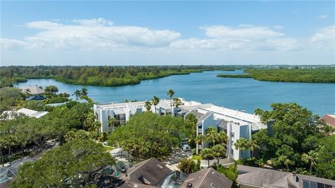 Look no further! Great value in desirable Harbour Island Club! River views, close to town. Move-in ready. 2BR/2BA w/large screened/enclosed porch. Updated baths, wet bar, underground parking, community pool/spa/grill. AC 2021. Rmsizapprox/subj2err.