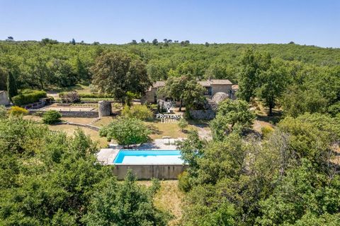 Notre agence immobilière, Provence Home, vous propose à la vente une propriété située près du pittoresque village de Bonnieux. Nichée sur un terrain de 3,5 hectares planté d'arbres, cette propriété comprend une ancienne bergerie du XIXe siècle et des...