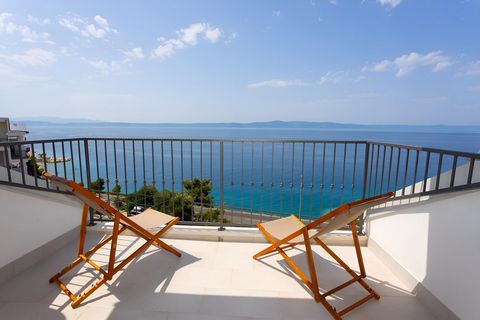 A beautiful house in an attractive location in Podgora on the Makarska Riviera. It is located above the main road and a beautiful pebble beach with crystal clear sea. The house has a total area of ​​470 m2 gross. It was built on a plot of land of app...