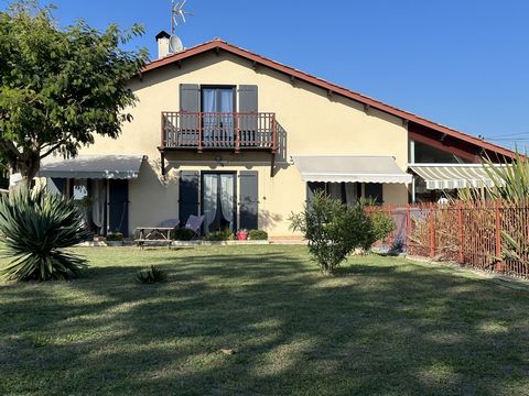 In semi-countryside, in a quiet area, come and discover this charming Landes style villa, offering an entrance, a scullery with boiler room and laundry room, a beautiful kitchen open to the living room with fireplace, a beautiful air-conditioned vera...