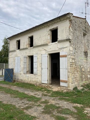 In de stad Port d'Envaux, Charentaise volledig te renoveren: het hele interieur moet worden gedaan, met een raamwerk in goede staat. Op de begane grond mogelijkheid tot het creëren van een keuken van 25 m2, een woonkamer van ca. 50 m2, 2 grote slaapk...