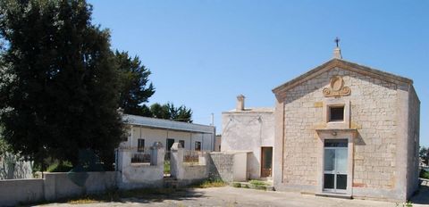 PUGLIA - TARANTO - MARTINA FRANCA In Martina Franca, in Via Mottola we offer for sale a building arranged on a single level, in good condition and a walkable surface area of approximately 200 m2, consisting of 2 trulli plus lamia in a completely urba...
