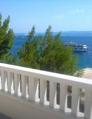 Magnifique villa en 1ère ligne sur la Riviera d'Omis avec une vue fantastique sur la mer ! La villa a une superficie totale de 329 m². Le terrain est de 1640 m². La maison a été construite en 1999 et est actuellement en cours de reconstruction. La ma...