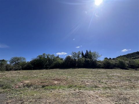 12 minutes south of Carcassonne, come and discover this beautiful flat, buildable and serviced land with its open view. Its rare location will only make you succumb. Support with administrative procedures for the construction project is possible if y...
