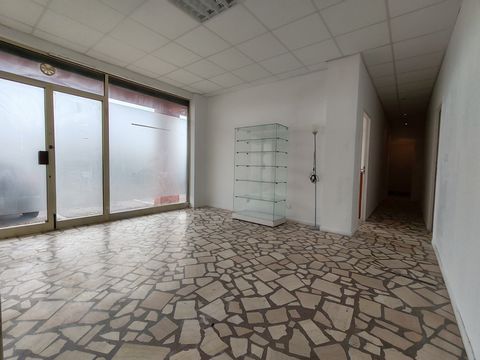 A vendre en Exclusivité dans votre Agence DESA IMMOBILIER, murs commerciaux de 130 m2 au rez de chaussée d'une résidence renovée à Lupinu. Ce bien est composé de 5 salles de réunion climatisées, d'une belle entrée et d'une salle d'eau avec wc. 4 gran...