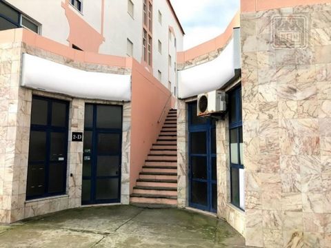 Fraction autonome située au rez-de-chaussée d'un bâtiment mixte (composé de 6 étages), situé à la périphérie de la ville de Ponta Delgada. La fraction, précédemment destinée à un gymnase, d'environ 460 m2, se compose de 2 étages répartis comme suit :...