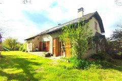 House of character, approximately 200 m², on flat and enclosed land of + 3660 m², just 10 minutes from Rodez, benefiting from a south-facing, quiet location. Built in the 1980s, with quality materials, traditional framework, slate roof. The house con...