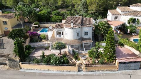 For sale is a pretty villa in Denía, idyllically situated at the foot of the Montgo. The garden invites you to linger with its natural ambience. Here you will find a refreshing pool, a practical outdoor kitchen and also a refreshing outdoor shower. I...