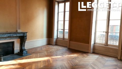 A26747CAF71 - This second-floor apartment in the centre Mâcon of offers lots of scope for development. The two separate entrances add to the great potential. The rooms are huge with high ceilings giving a real feeling of space. The period features in...