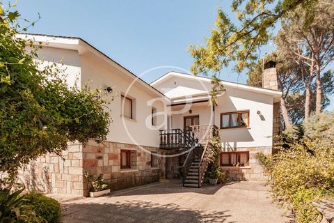 DETACHED HOUSE WITH GARDEN IN GUADALIX DE LA SIERRA aProperties Real Estate presents a charming villa, of traditional style and high construction quality. The plot, of 738 m², is located in one of the best private urbanisations in the area, in a priv...