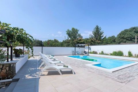 Villa Barbara: una casa con piscina y un toque del estilo mediterráneo de Istria combinado con muebles contemporáneos.