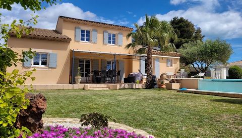 Nice seaside resort with all shop and restaurant, 15 minutes from Beziers and 30 minutes from Montpellier. Superb, fully renovated bastide (2000), located in a sought-after village on the Mediterranean coast, just 450 metres from the sea. With 154 m2...