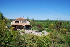 In the Lot-et-Garonne department, we present to you a magnificent restored farmhouse located in an idyllic location, on the hillside, at the end of a path in a dominant position with a magnificent view of the valley. Quiet and rural, 5 minutes from l...