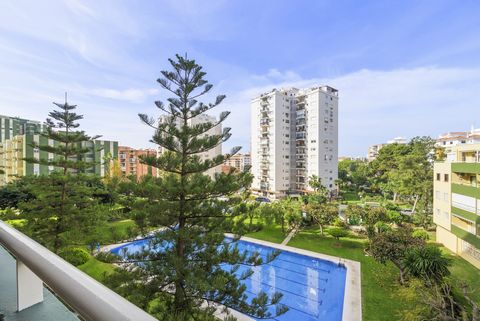 ¡Bienvenido a este apartamento reformado con buen gusto en Los Boliches, Fuengirola! La comunidad consta de una serie de edificios altos que comparten dos áreas de piscina, jardines tropicales y pistas de tenis. Excelente ubicación, a menos de 10 min...
