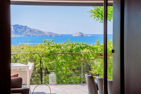 Exceptional contemporary property with sea view Marseille 8th district, a highly sought after area. In the shelter of a private domain of high standing, very sought after for its privacy and calm. Immediate access to the Corniche, the sea and proximi...