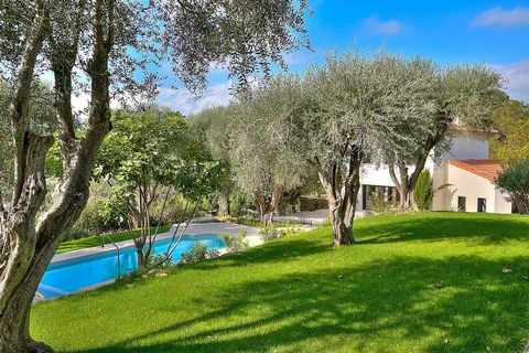The unique aspect of this property is perfectly illustrated by its name: ''El Mirador'' offers a unique view of the mountains, the hills of Mougins and its old village like a Provencal postcard. Ideally located in one of the most famous areas, this 3...