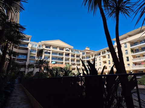 Questo appartamento di 25 m2 è situato in una residenza con piscina e nel cuore del centro di Cannes La Bocca. L'appartamento offre un soggiorno con angolo cottura, una zona notte arredata e un bagno con wc oltre ad un piacevole balcone. Vicino a neg...