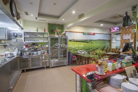 This property has 2 fully functioning business strands (a restaurant and a building in AL) and has been open since 2010. With 2 floors and a roof terrace with a total of 346m in built area. Located in the heart of Vila de Algoz, this property has two...