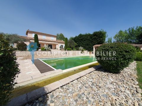 25 MINUTES FROM AVIGNON: Sumptuous luxury villa located in an enchanting environment, accessible from a majestic avenue of Florentine cypresses offering an atmosphere worthy of Tuscany. Bathed in exceptional natural light thanks to its southern expos...