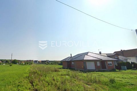 Osijek, Josipovac - center, building plot 1340 m2, 6 km from Osijek. The land has a frontage (width) of 16 m, the length is 84 m. There is a street in front of the land, everything around the land is mainly newly built residential houses, there is al...