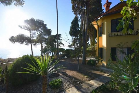 Sanremo Ovest befindet sich in einer prächtigen Villa aus dem frühen 20. Jahrhundert, die als Villa la Riserva bekannt ist und auf das Meer blickt. Diese besondere Eckwohnung, die sich über drei Ebenen erstreckt und einen direkten Blick auf das Mitte...