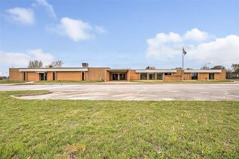 This expansive 10 acre commercial property, once the acclaimed Indian Springs Elementary School, now presents an exceptional canvas for your business endeavors. With generous spaces and room to grow, this property offers the flexibility to accommodat...