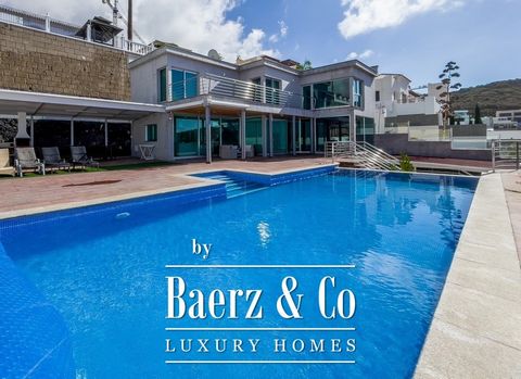 Wij bieden u een luxe villa aan in Roque del Conde met uitzicht op de oceaan en het eiland La Gomera. Op een perceel van 633 m2 staat deze villa met 227 m2 bebouwd oppervlak en bestaat uit het volgende: Op de hoofdverdieping is er een lichte woonkame...