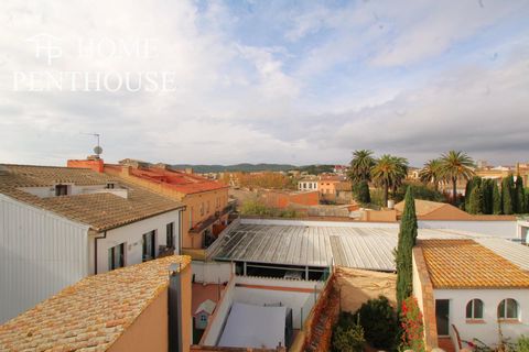 This impressive house of 277 m², located in Palafrugell, province of Girona, is perfect to satisfy the needs of a family, offering a comfortable and luxurious lifestyle in the beautiful Costa Brava. Spread over three floors with lift, this residence ...